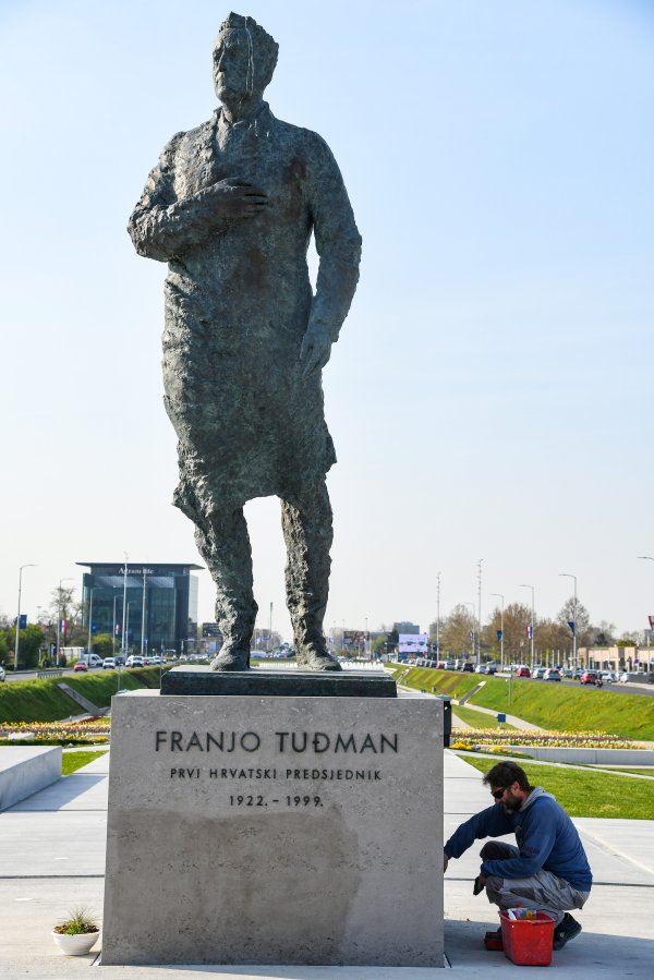 Vandaliziran spomenik Franji Tuđmanu