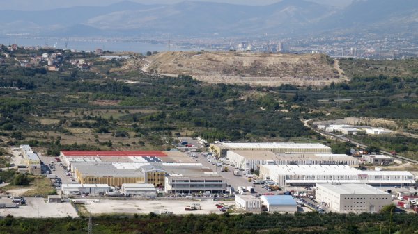 Pogled iznad Strožanca prema Splitu: TTTS i odlagalište Karepovac