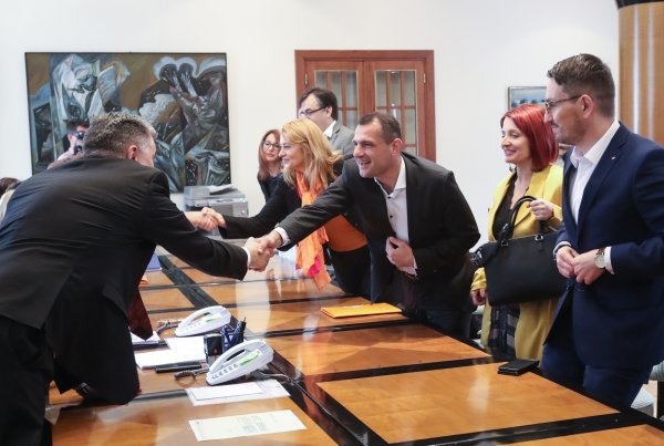 Matija Posavec predao DIP-u kandidacijsku listu za Europski parlament