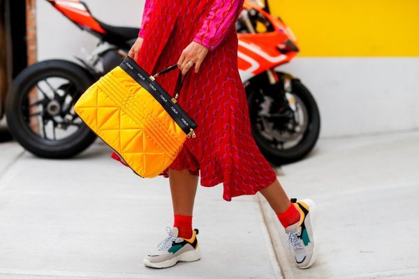 'Ružne' tenisice i ženstvene haljine