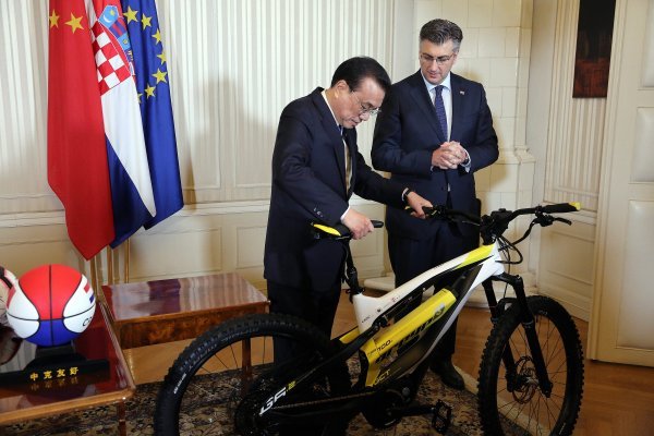 Razmjena poklona Andreja Plenkovića i Li Keqianga