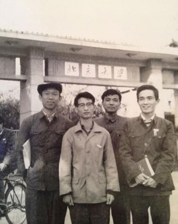 Li Keqiang (u sredini) s kolegama na studiju prava Pekinškog sveučilišta