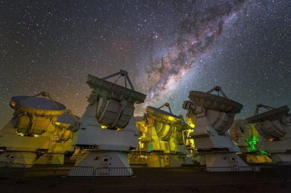 Atacama Large Millimeter Array u Atacami, Čile - jedan od teleskopa koji je pomogao snimiti crnu rupu