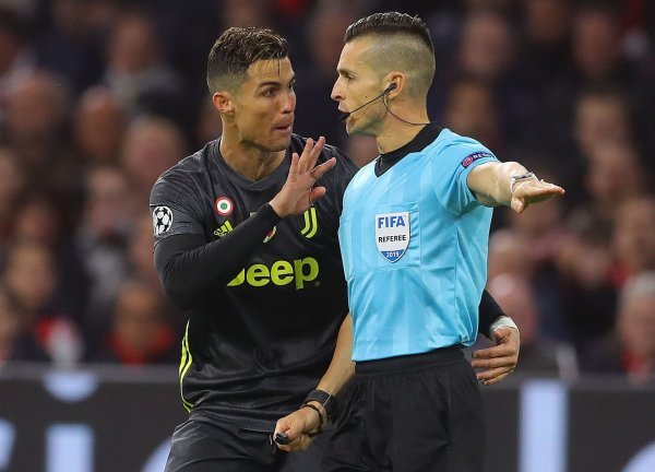 Cristiano Ronaldo i sudac Carlos del Cerro Grande