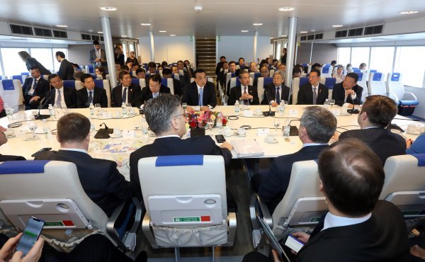 Premijeri Plenković i Li Keqiang na katamaranu