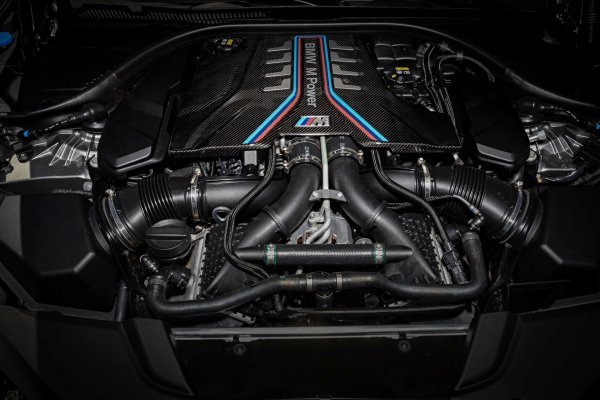 Klasični sportski BMW-ov motor M5 s unutarnjim izgaranjem za utrke