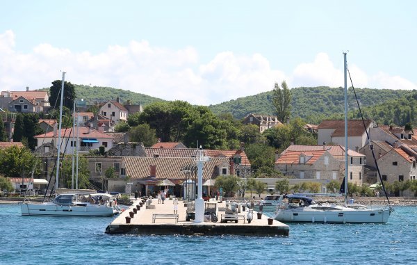 Plastične vrećice Zlarinjani će zamijeniti papirnatima i platnenima, izbacit će i plastične slamke, čaše i pribor za jelo