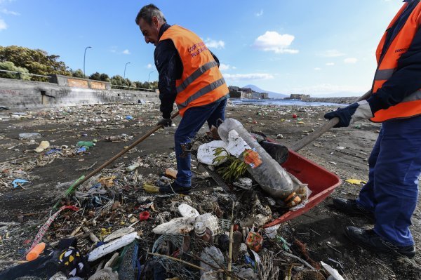 Nakon oluje more izbacuje gomile smeća koje je potrebno sanirati