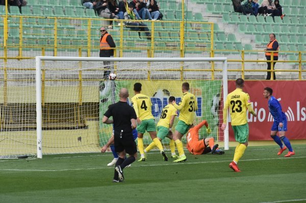 Arijan Ademi pogađa protiv Istre