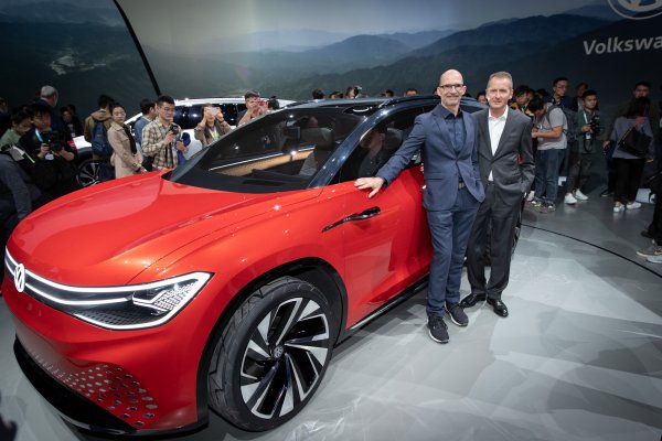Klaus Bischoff, glavni dizajner marke Volkswagen, i dr. Herbert Diess, predsjednik Volkswagen AG-a, na predstavljanju ID.ROOMZZ-a