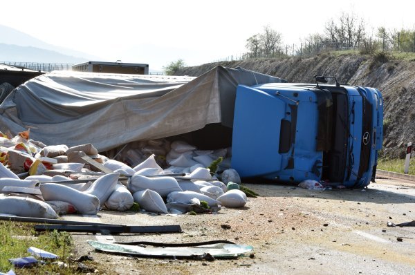 Prevrnuti kamion na autocesti A1