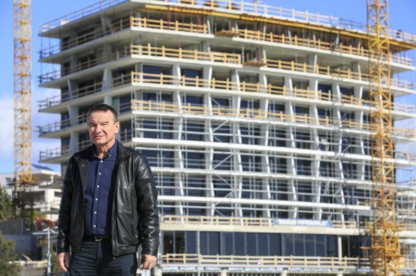 Zvonko Kotarac ispred hotela Amfora