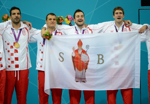 Nikša Dobud u društvu Miha Boškovića i Mara Jokovića slavi olimpijsko zlato 2012.