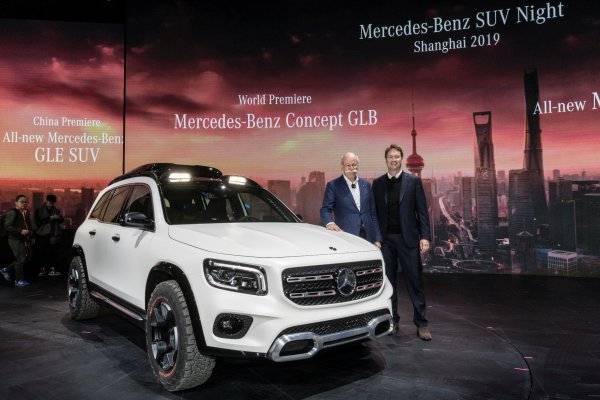 Dieter Zetsche i Ola Källenius, sadašnji i budući predsjednik Daimler AG-a, ponosno stoje uz novi GLB