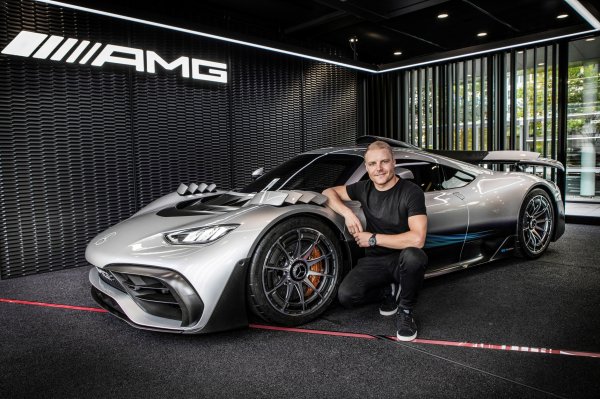 Valtteri Bottas, vozač Formule 1, pored hiperautomobila Mercedes-AMG Project One