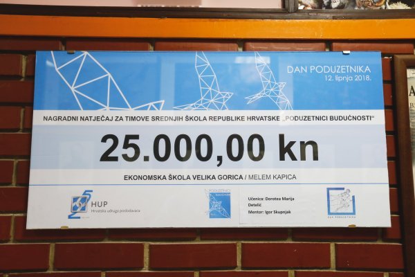 HUP-ov ček na 25.000 kuna izvješen je u hodniku Ekonomske škole Velika Gorica