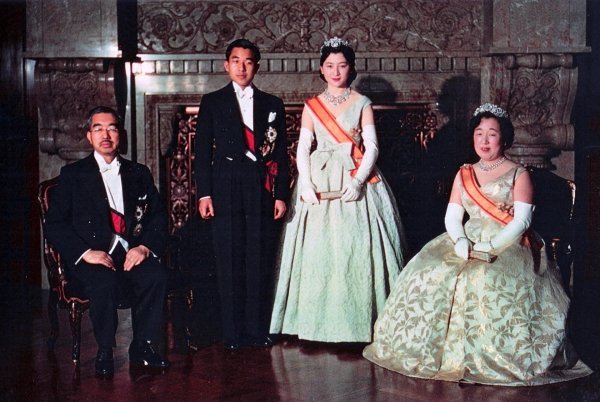 Akihito i Michiko u društvu cara Hirohita i carice Kojun