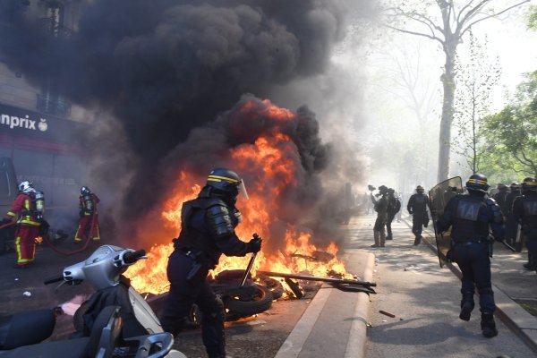Sukob "žutih prsluka" i policije na prosvjedu u Francuskoj