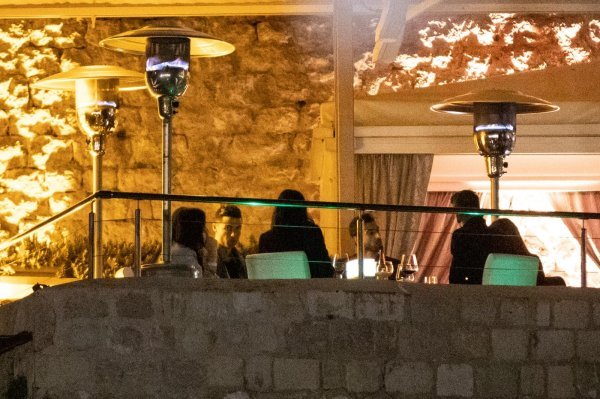 Cristiano Ronaldo i Georgina Rodriguez s prijateljima na večeri u restoranu 360