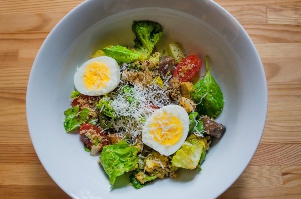 Salata s povrćem, kvinojom i jajima
