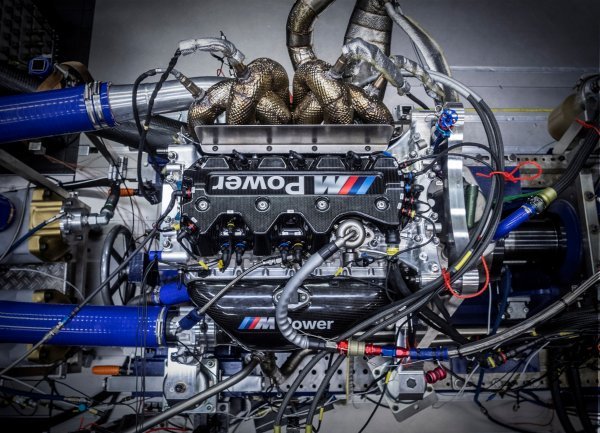 Motor BMW P48 za DTM na ispitnom stolu