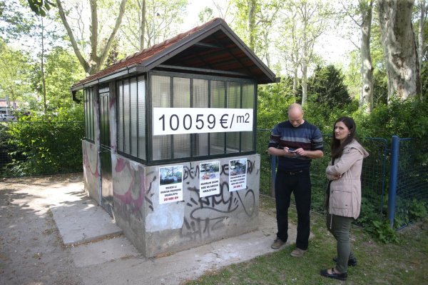 Zagreb: Nekolicina građana okupila se na prosvjedu protiv skupog uređenja javnog WC-a