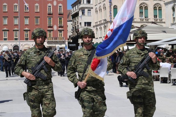 Svečani mimohod pripadnika Hrvatske vojske i hrvatskih branitelja
