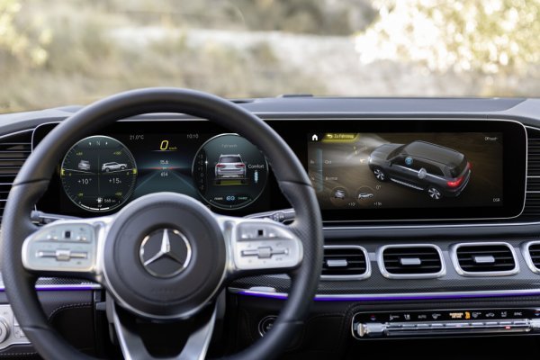 Mercedesov MBUX infotainment sustav s 12,3-inčnim digitalnim instrumentima i 12,3-inčnim središnjim zaslonom osjetljivim na dodir s navigacijom