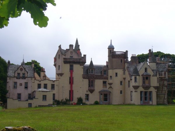 Dvorac Aldourie i pripadajuće imanje na istočnoj strani Loch Nessa u vlasništvu je Andersa H. Povlsena, a kupio ga je 2014. za 15 milijuna funti