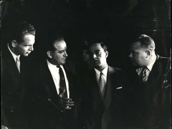 Davis Shine, Joseph McCarthy, Roy Cohn i Frank Carr tijekom istrage nad odvjetnikom Abrahamom Ungerom, koji je opovrgavao McCarthyjevo pravo da ga ispituje o njegovim političkim uvjerenjima