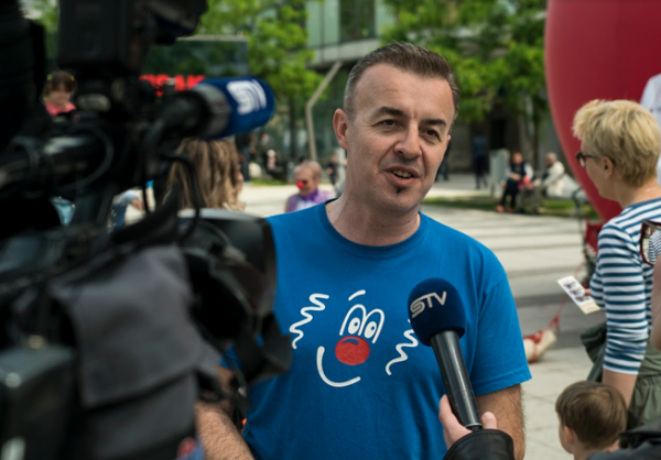 Zoran Vukić, osnivač CRVENIH NOSOVA klaunovadoktora i voditelj projekta 'CIRKUS VARIJETE',  daje izjavu za lokalne medije