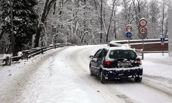Ako je na cesti snijeg ili poledica u obvezi ste imati zimsku opremu na svom vozilu!