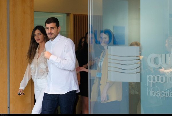 Iker Casillas napustio je bolnicu u društvu supruge Sare Carbonero