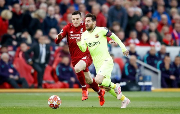 Andrew Robertson (l) i Lionel Messi