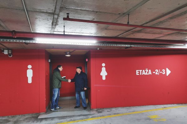 Novinar tportala u razgovoru s Antom Tadićem ispred WC-a u garaži na Kvatriću