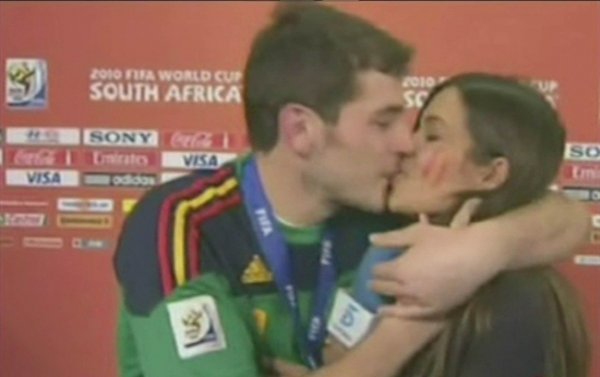 Poljubac Ikera Casillasa i njegove djevojke Sare Carbonero koja je na SP-u 2010. radila kao TV reporterka