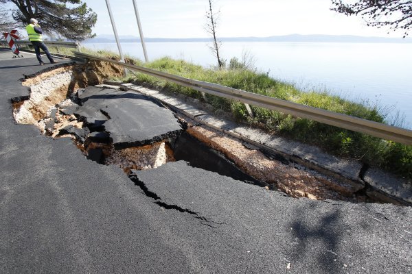 Odron na Jadranskoj magistrali (D8) u mjestu Podgora kod Makarske