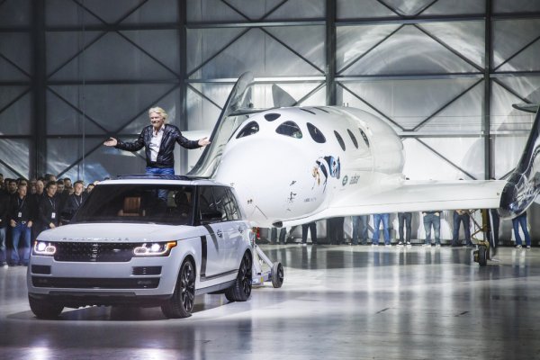 Land Rover vuče SpaceShipTwo, svemirski brod tvrtke Virgin Galactic