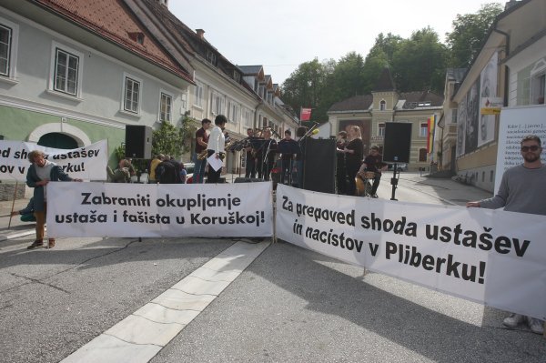 Protestni skup u centru Bleiburga antifašisticke organizacije Austrije, Italije, Hrvatske i Slovenije