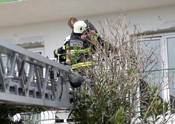 Biograd: Vatrogasci s balkona spustili muškarca koji je ostao zazidan u kući