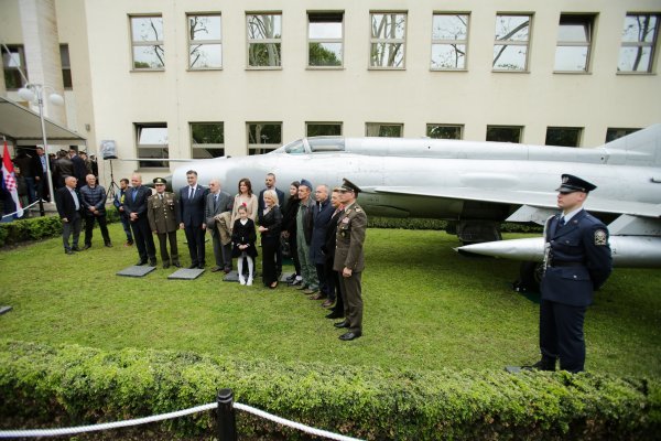 MiG-21 Rudolfa Perešina ispred zgrade MORH-a