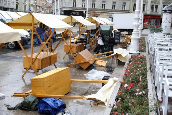 Vjetar prevrnuo štandove na Trgu bana Jelačića