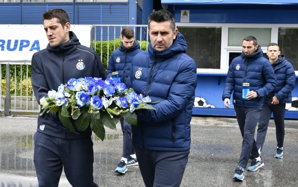 Nenad Bjelica i igrači zapalili su svijeće ispred spomenika poginulim Dinamovim navijačima u Domovinskom ratu