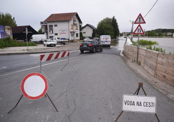 U karlovačkom naselju Logorište Korana se izlila u dvorište kuća