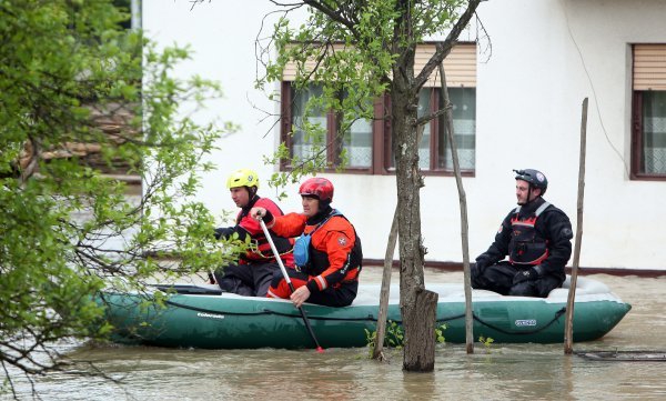 Zbog visokog vodostaja Mrežnice poplavljene su brojne ceste na području Duga Rese
