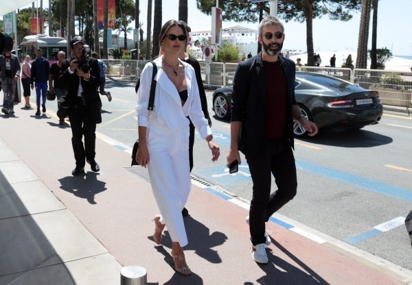 Alessandra Ambrosio u šetnji Cannesom