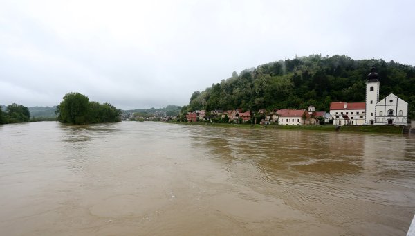 Hrvatska Kostajnica: Vodostaj rijeke Une i dalje raste, mještani i vatrogasci nastavljaju borbu