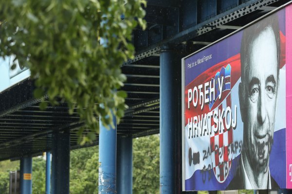 Išaran plakat Milorada Pupovca u Zagrebu