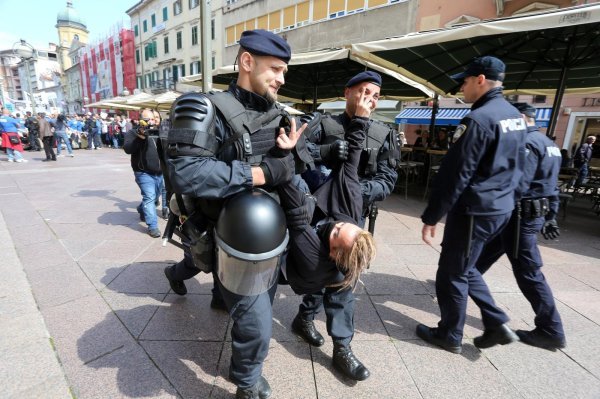 Rijeka: Policija privela prosvjednike koji su ometali Hod za život