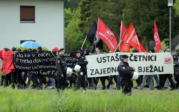 Prosvjednici u Bleiburgu nose transparent 'Ustaše i četnici, zajedno ste bježali'